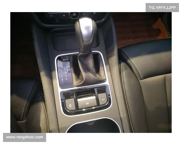 为了增加汽车行驶的便利性,捷达配备了电子手刹和自动驻车系统。